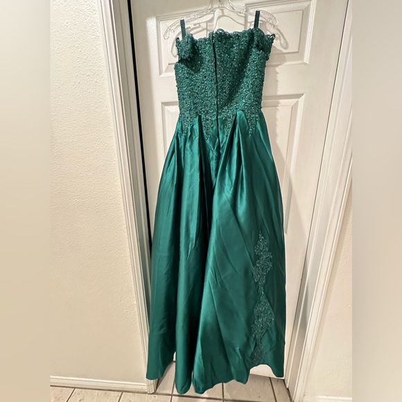 Emerald green prom dress - Picture 2 of 4
